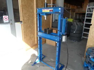 Presser 20tons Air Hydraulic.