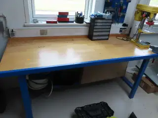 Arbejdsbord med Skruetvinge og væghængt værktøj