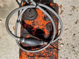 2 stk 13 l bådtanke en med pumpe og studs sælges s