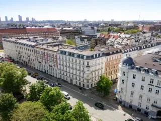 Herskabeligt kontorlejemål med udsigt til Ørstedsparken