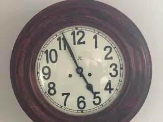  Gl. vægur med slagværk