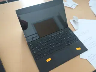 Tablet MICROSOFT med tastatur