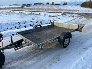 Maskintrailer med tip og spil