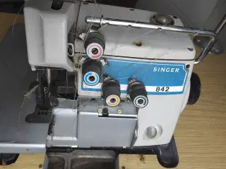 OVERLOCKER SINGER 842