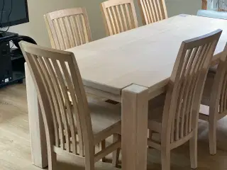 Egetræs bord med stole