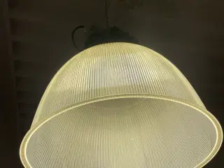 Loftlampe i klar plast med ribbet mønster