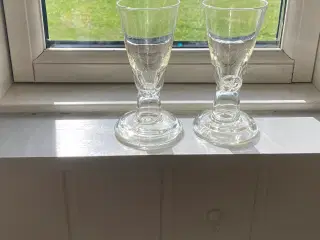 2 smukke farvede portvinsglas