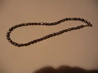 halskæde af natur perler 42 cm.