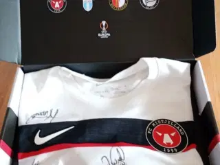 FCM trøje med 25 autografer