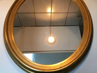 Spejl med guld ramme oval