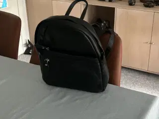Lille sort rygsæk
