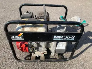 Pumpe med egen generator 