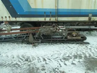 - - - Svingbart bånd