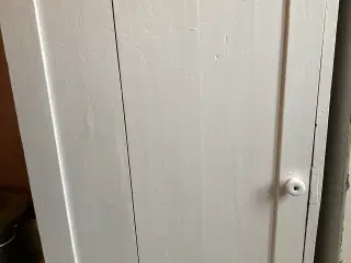 Væghængt gammelt skab