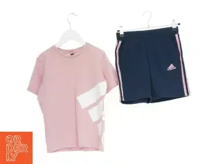 Adidas shorts og t-shirt sæt (str. 134 cm)