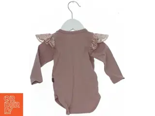 Langærmet rosa body med flæser fra Little Wonders (str. 68)