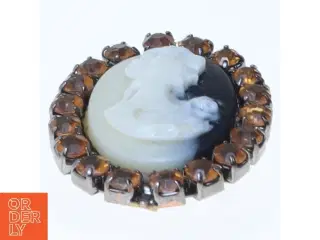 Kamee broche med brun stenramme (str. 3,5 cm)