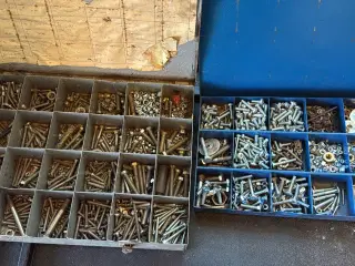 2 kasser diverse skruer, møtrikker og skiver