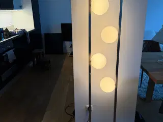 Gulvlampe med lysdæmp