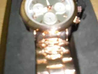 NYT/ Smukt Armbåndsur fra Bianca.