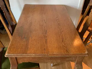 Spisebord i træ med stole 