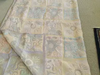 Senge tæppe længde 250, bredde 220. i pæn stand.