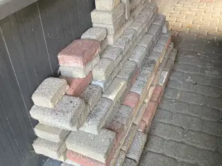Belægningssten bortgives