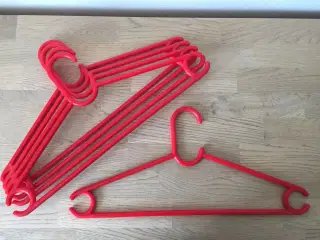 5 røde plast bøjler