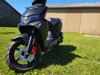 Velkørende nyere 30 scooter 4T