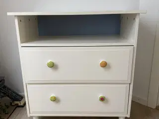 Hvid Kommode blå bund i skuffer