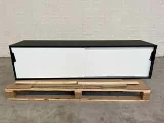 Skab til ophæng på væggen. 160x40x40 cm., brugt