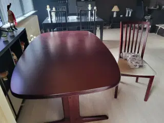 Spisebord 2 plader og 6 stole 