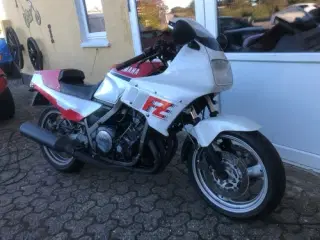 Yamaha FZ 750
