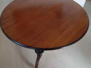 Rundt gammelt bord