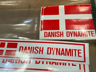 Klistermærke med  Danish Dynamite. Og by navne. 