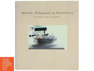 Mellem Æblegaard og Humlehave : det smukke, danske sommerkøkken af Jesper Vinding (Bog)