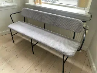 lysegrå fløjls bænk
