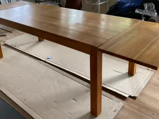 Spisebord i massiv egetræ, olieret