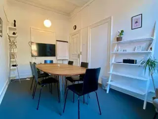 Herskabeligt kontor med udsigt – et stenkast fra Søerne i København