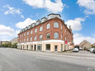 Flot og lyst butikslejemål velbeliggende centralt i Gentofte med gode eksponeringsmuligheder.