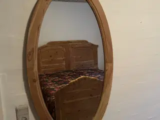 Ovalt spejl med træramme