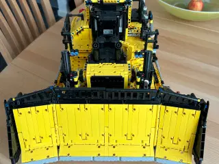 Lego: Cat D11 - Bulldozer