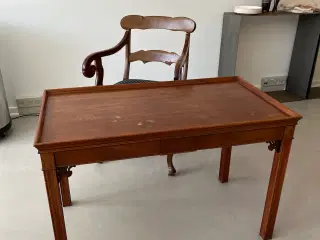 Antik stol og lille bord