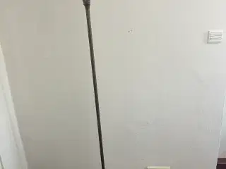Standerlampe i smedejern og messing 