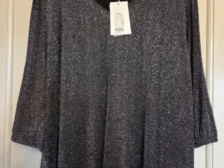 Smuk bluse med glimmer.