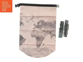 Vandtæt rygsæk med verdenskort design fra Awesome Maps (str. 60x40 cm)