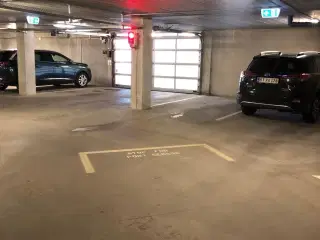 Parkering til salg og leje i sikret, opvarmet kælder