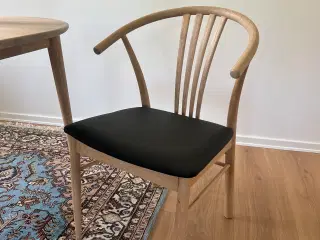 Spisebordsstole i lys eg
