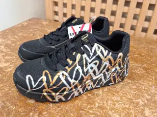 Sketchers børnesko str 31 - sort med hjerter