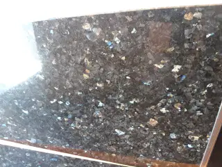 Flot granit bordplade med glaskeramisk kogeplade